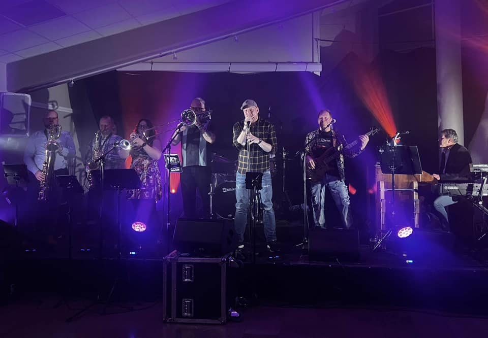 Publikum og band på konsert med Pink Elephant