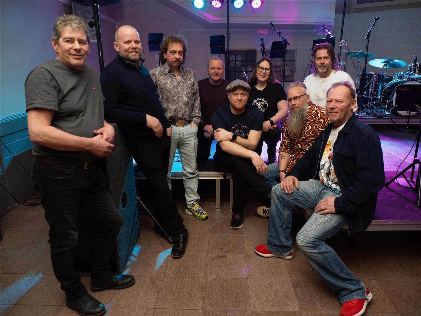 Pressefoto av Pink Elephant R&B Band i farger – alle ni medlemmene samlet foran scenen